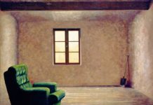 Man in slaapzak op zolder