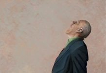 Schreeuwende man op stoel