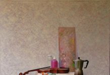 Viool met verf op tafeltje