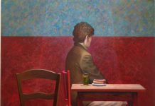 Jongen met muntthee en lege stoel